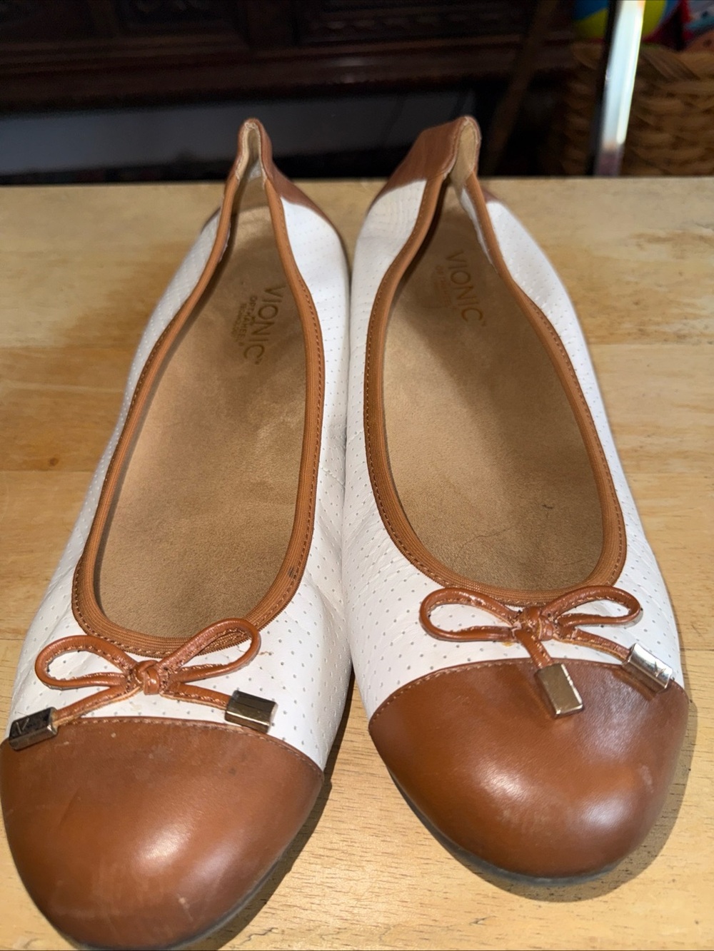 Vionic White & Cognac Leather Bow Ballet Flats